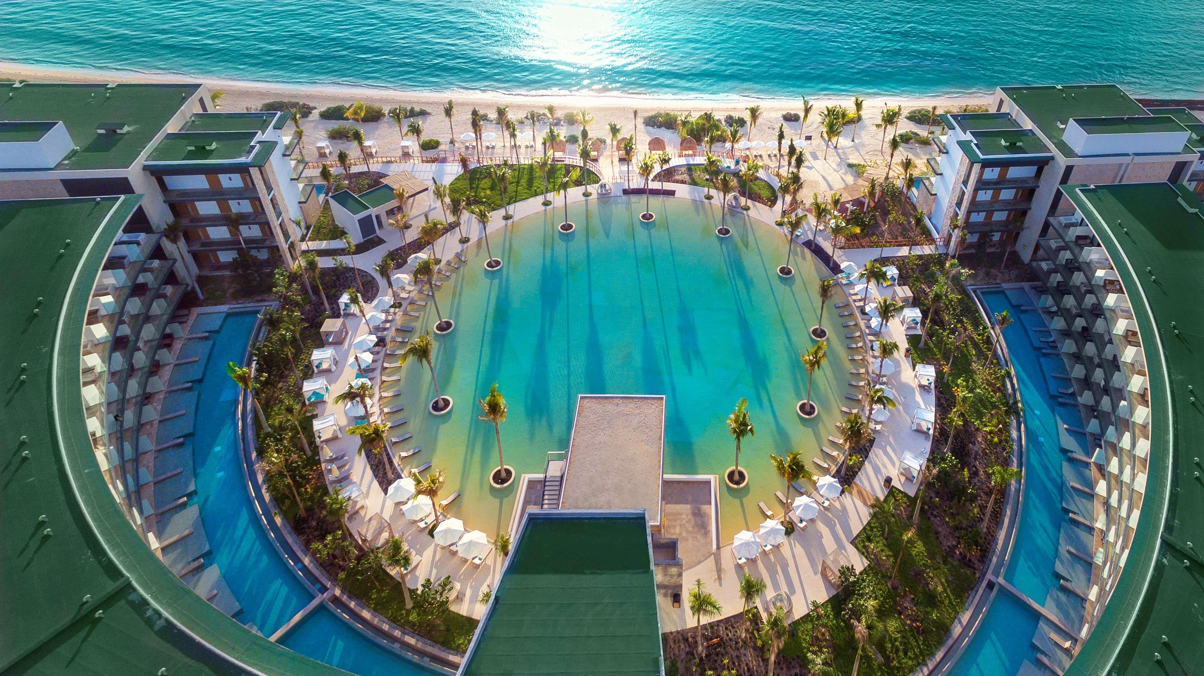 Haven Riviera Cancun (Adults Only) Alfredo V. Bonfil Екстер'єр фото Aerial view of the pool at the Atlantis Paradise Island